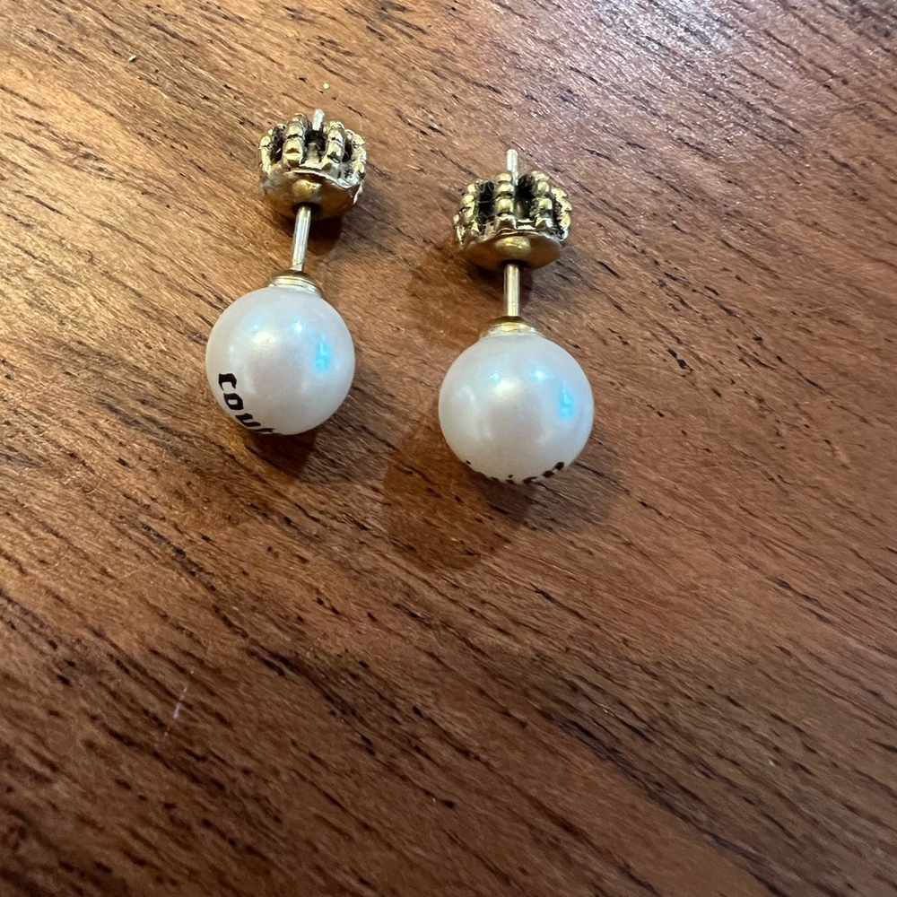 Juicy Couture pearl stud earrings in original  adorable pink terry inside box - Picture 2 of 5